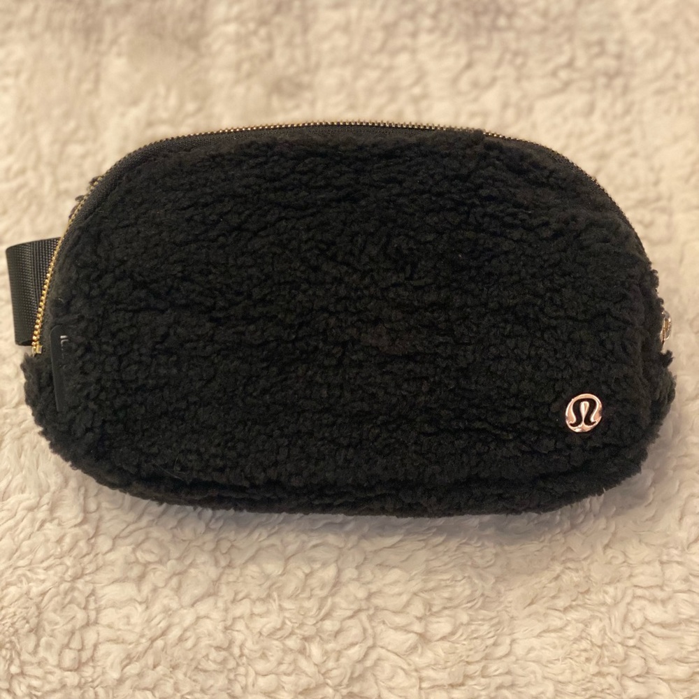 Lululemon Everywhere Belt Bag FLEECE, BLACK, never used, hard to find in stores